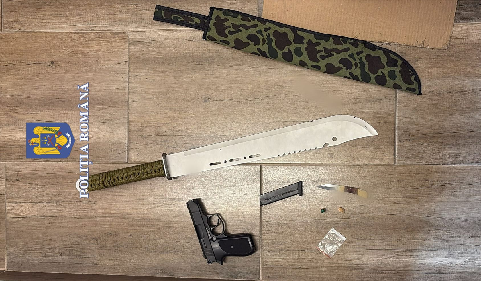 Un bărbat și-a luat doi prieteni și a tras focuri în aer dintr-o armă cu gaz în fața casei fostei partenere, după ce a amenințat-o