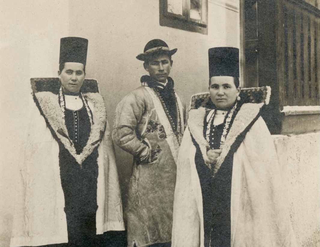 Acum 500 de ani, sașii susțineau că se trag din daci. Baronul Brukenthal a fost unul din adepții teoriei.  Dorința lor de a dovedi că „nu sunt venetici” în Transilvania