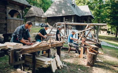 Meșteri lemnari vor susține ateliere interactive în weekend, la Muzeul Astra: „Vor da formă și sens obiectelor de lemn”
