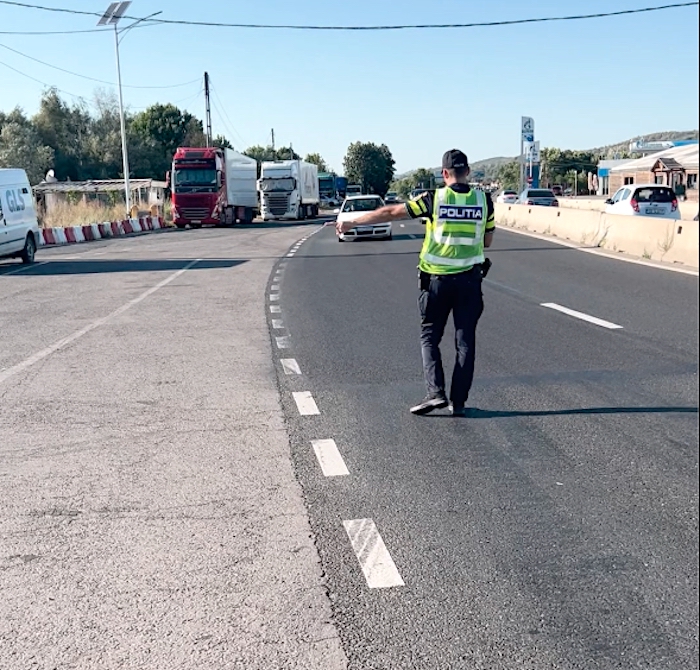 Caroserii roase de rugină și anvelopele uzate, printre motivele pentru care polițiștii sibieni au reținut certificate de înmatriculare