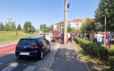 Actualizare. De la cununie, la spital. Femeie accidentată pe trecerea de pietoni din zona parcului din Ștrand