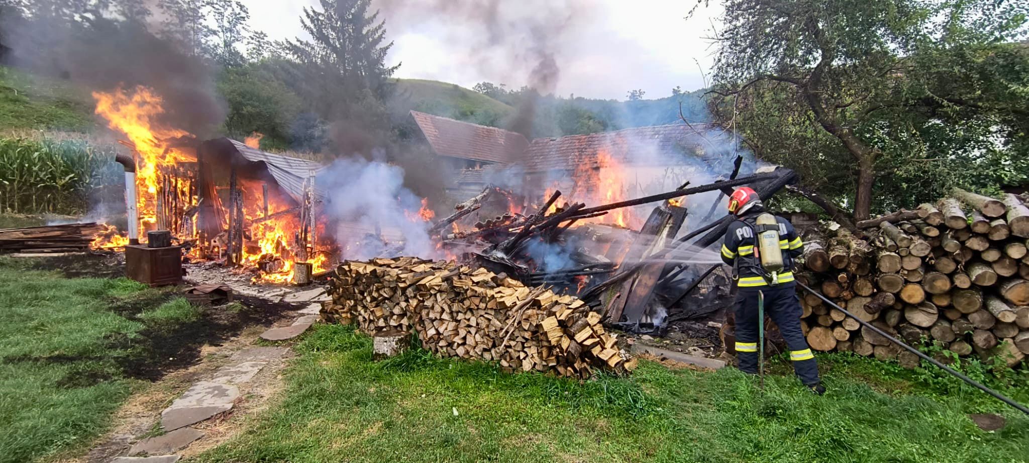 Vărd: două anexe gospodărești au ars, din cauza lemnelor depozitate prea aproape de sobă