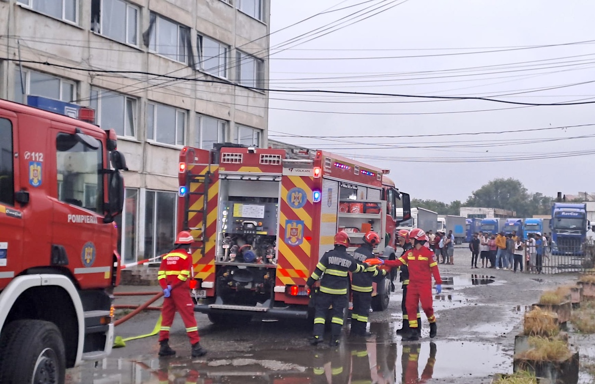 Actualizare. Incendiu pe strada Henri Coandă din Sibiu: 45 de persoane, în special cetățeni asiatici, au fost evacuate dintr-un bloc
