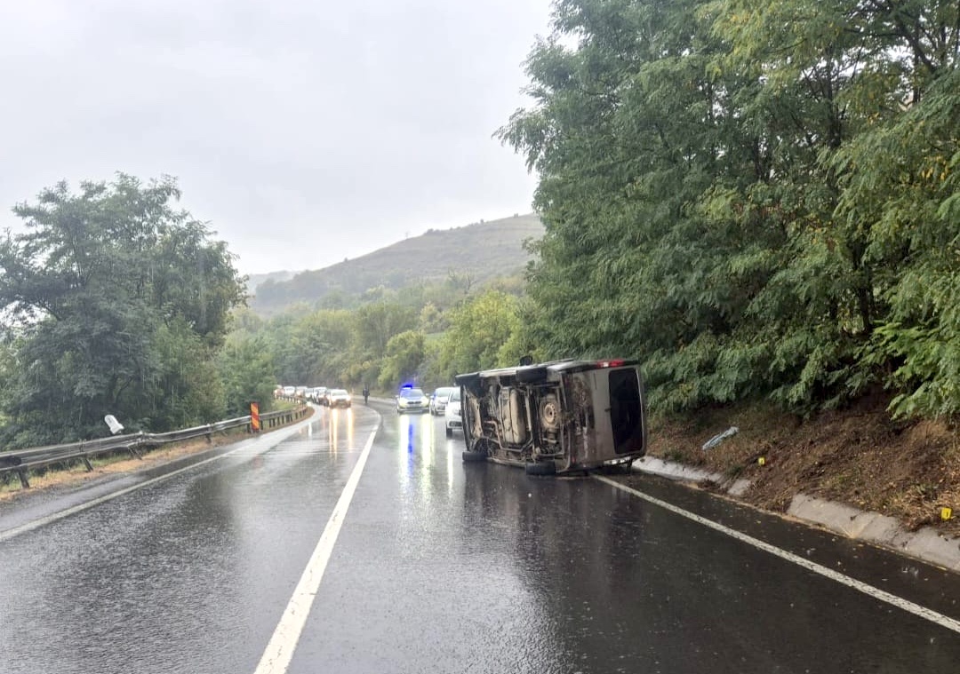 Un microbuz pentru transportul persoanelor s-a răsturnat pe DN14, între Agârbiciu și Șeica Mare. SMURD anunță că a transportat trei persoane la spital