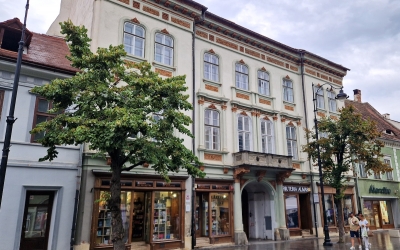 Pompierii sibieni au fost chemați să îndepărteze mai multe elemente de decor de pe Casa Thellmann, din centrul Sibiului. Erau „în pericol de cădere”