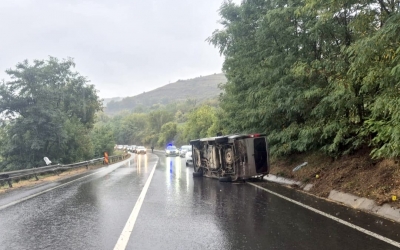 Un microbuz pentru transportul persoanelor s-a răsturnat pe DN14, între Agârbiciu și Șeica Mare. SMURD anunță că a transportat trei persoane la spital