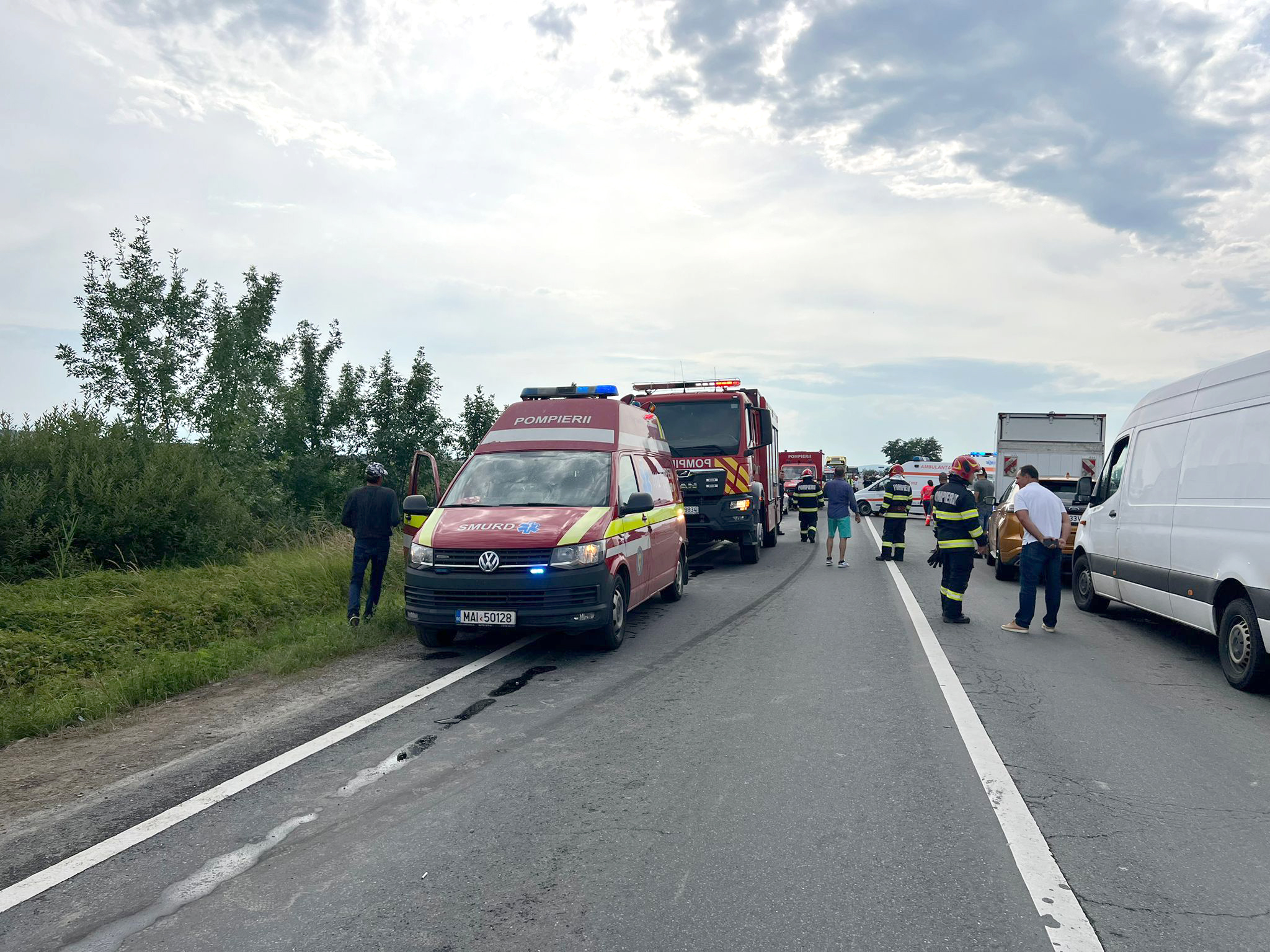 Actualizare. 11 persoane, implicate în accidentul de pe DN 1, trei au fost duse la spital. Planul Roșu de intervenție a fost dezactivat