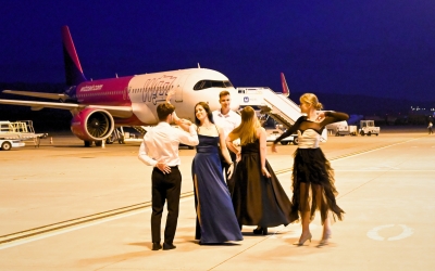 Pasagerii pe noile zboruri de la Sibiu, întâmpinați cu bere fabricată local, plăcinte și dansuri: Aeroportul este, în fond, al comunității