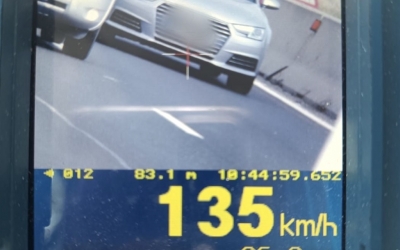Șofer prins de radar cu 135 km/h pe DN1, lângă Sibiu. Poliția Rutieră l-a lăsat trei luni fără permis și i-a dat o amendă de peste 1.800 de lei