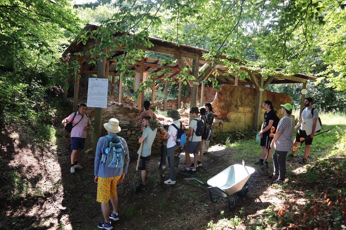 Vizită ghidată la Cetatea Dacică de la Tilișca anunțată pentru 8 august. Traseul este accesibil și copiilor