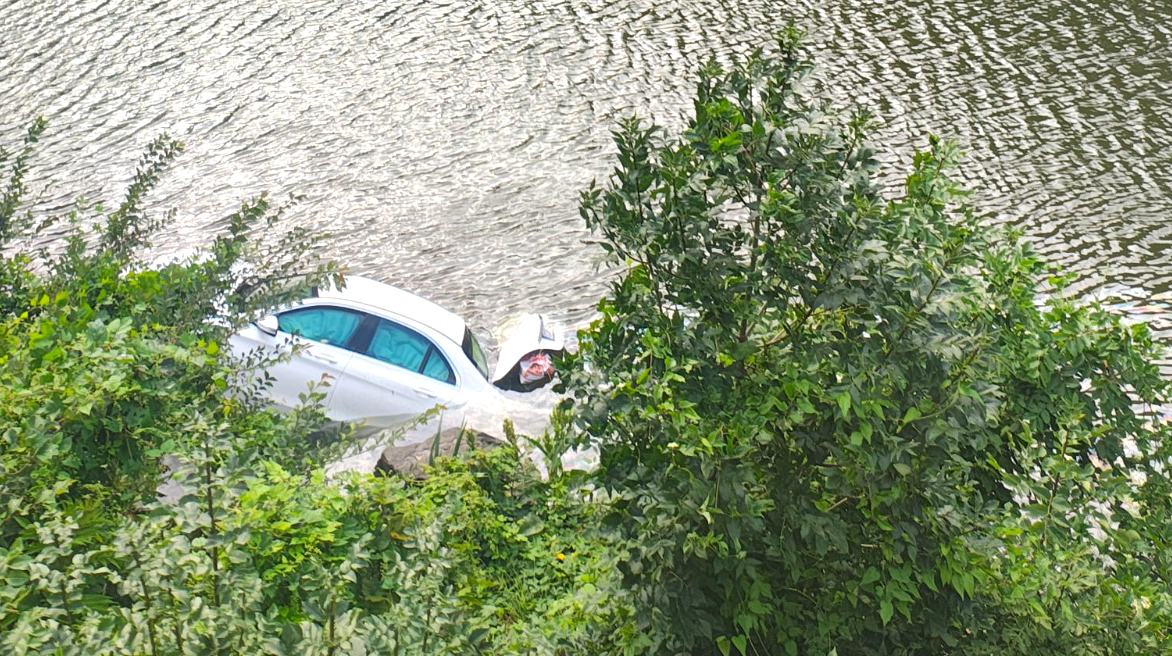 Un șofer a ajuns cu mașina în Olt, pe DN 7. Se presupune că a adormit la volan