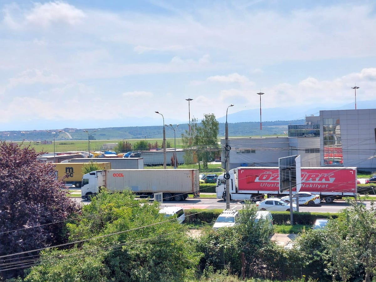 Zeci de TIR-uri blocate în Vama Sibiu din cauza noilor proceduri electronice. Parcarea este plină, iar camioanele staționează pe Șoseaua Alba Iulia