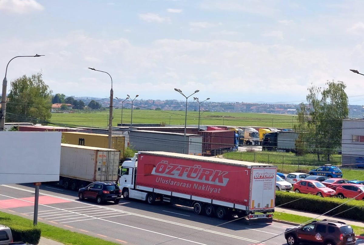 TIR-uri blocate în vama din Sibiu imagine de sus
