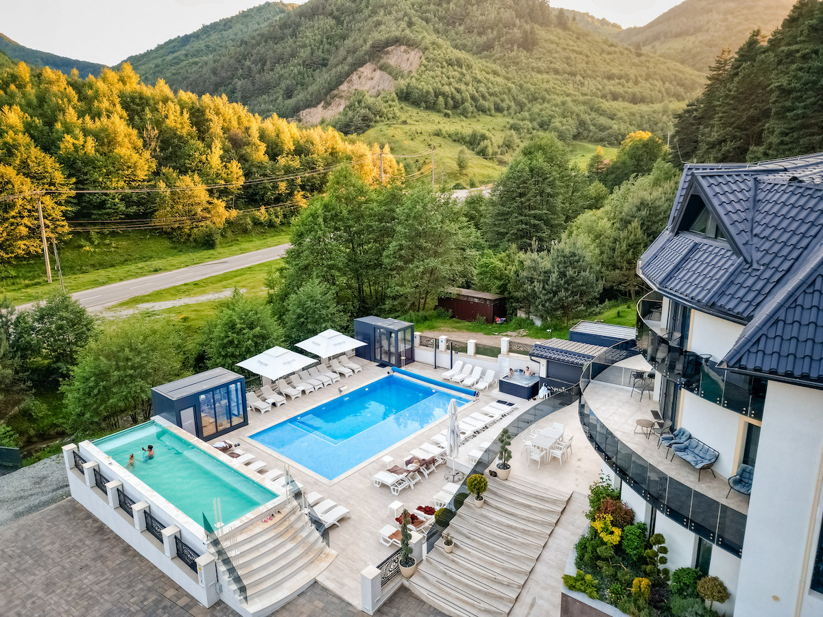 Carpentiere Arena, oaza de liniște și relaxare din mijlocul naturii. Loc de joacă pentru copii, restaurant cu preparate autentice tradiționale, piscină exterioară încălzită și SPA, la doar doi pași de Sibiu