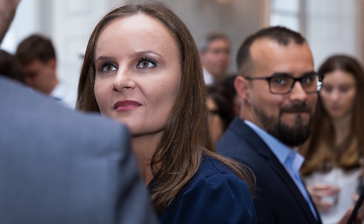 Salariu de 4.000 de euro pe lună pentru consulul României la Munchen. Casandra Marinescu e angajată la Primăria Vurpăr, la ”relații cu publicul”. ”Pleacă până la sfârșitul anului”
