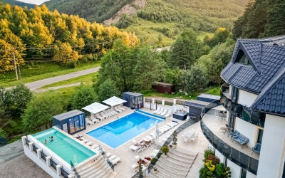 Carpentiere Arena, oaza de liniște și relaxare din mijlocul naturii. Loc de joacă pentru copii, restaurant cu preparate autentice tradiționale, piscină exterioară încălzită și SPA, la doar doi pași de Sibiu