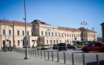 Un bărbat urmărit pentru executarea unei pedepse cu închisoarea, găsit de polițiști în zona Gării
