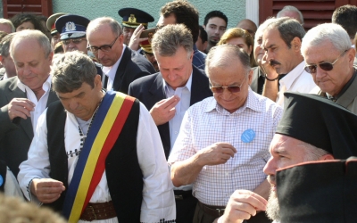 Ion Iliescu, descendent din Mărginimea Sibiului. FSN Sibiu scria în 1990 că primul președinte post-decembrist l-a avut străbunic pe Nicolae Iuga, din Tilișca