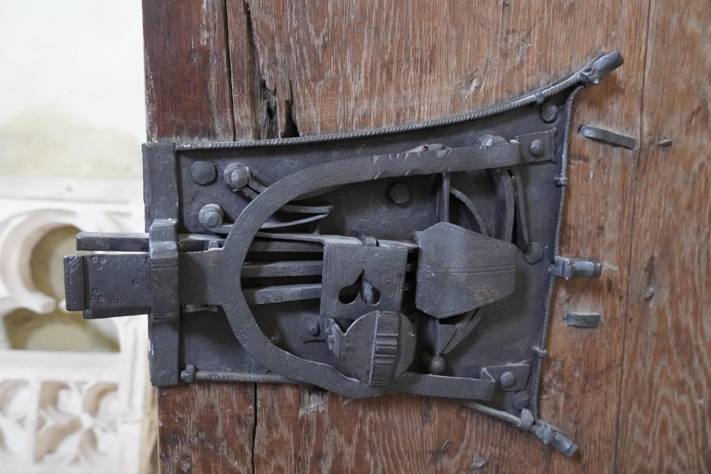 „Yală automată”, veche de peste 500 de ani” și încă funcțională, la Biserica din Richis. Consiliul Județean prezintă povestea „străbunicii yalelor din prezent”