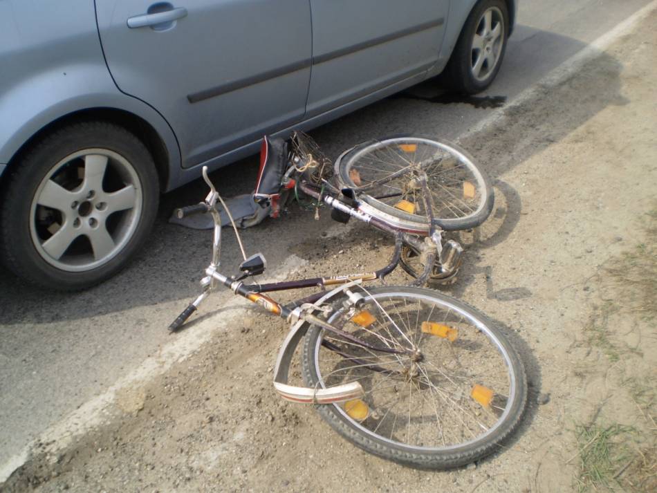 Biciclist lovit de mașină în sensul giratoriu, pe Mihai Viteazu