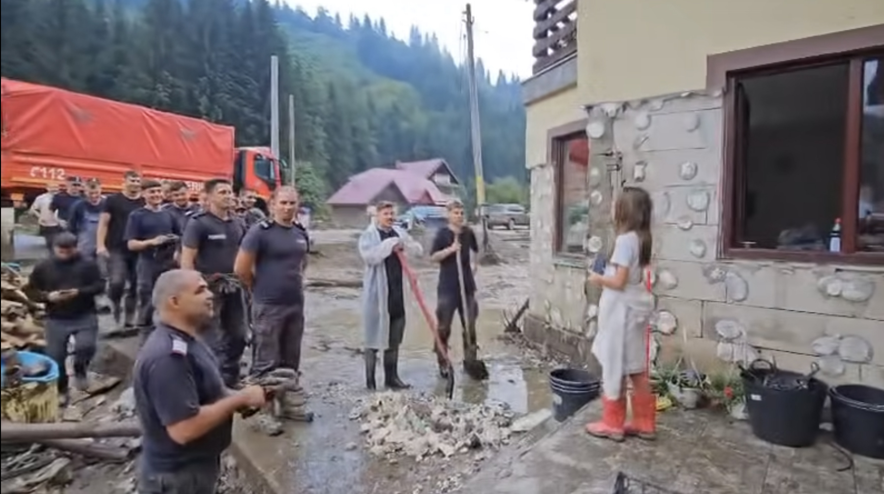 Pompierii care intervin la inundațiile din Suceava i-au cântat „La mulți ani” unei fetițe. „Nu au avut tort, dar i-au umplut o sacoșă cu dulciuri”