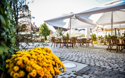 „Nu știu cât o să rezistăm să nu scumpim”, „Va fi un sezon toamnă - iarnă mai dificil decât în alți ani”. Reacțiile patronilor de restaurante după creșterea TVA-ului