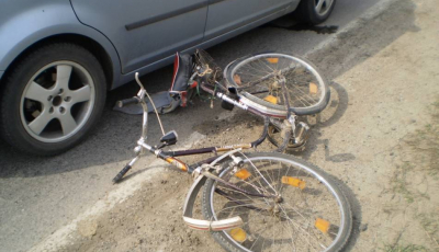 Biciclist lovit de mașină în sensul giratoriu, pe Mihai Viteazu
