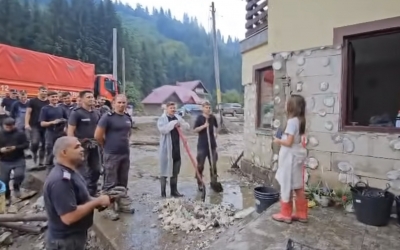 Pompierii care intervin la inundațiile din Suceava i-au cântat „La mulți ani” unei fetițe. „Nu au avut tort, dar i-au umplut o sacoșă cu dulciuri”