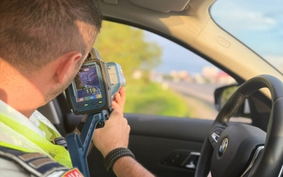 Un motociclist a fost prins de radar cu 132 km/h, pe str. Bruxelles. Amendă de 4.050 de lei și suspendarea permisului