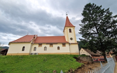 Opoziția locuitorilor din Gura Râului a dus la oprirea lucrărilor de sub Biserica Mică, monument istoric. „Acolo nu e loc de mall sau garaj de partid”