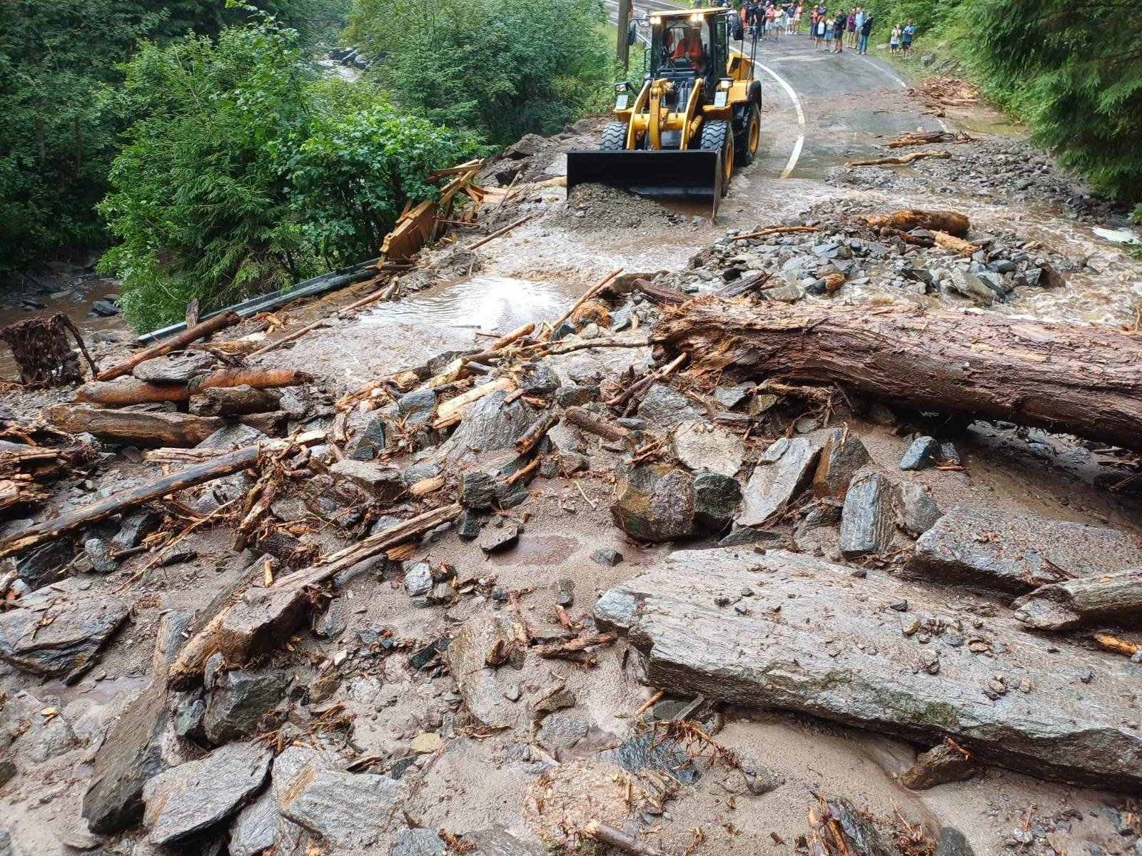 Viitură pe Transfăgărășan, în Argeș. Circulația a fost reluată în urma intervenției drumarilor