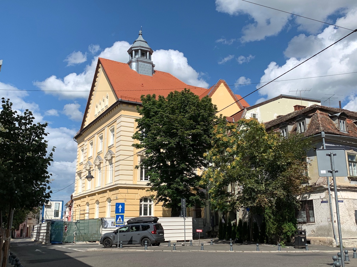 Reabilitarea sediului CJ Sibiu s-a scumpit cu peste 3 milioane de lei. Prelungirea chiriei aduce costuri suplimentare de 43.000 de lei