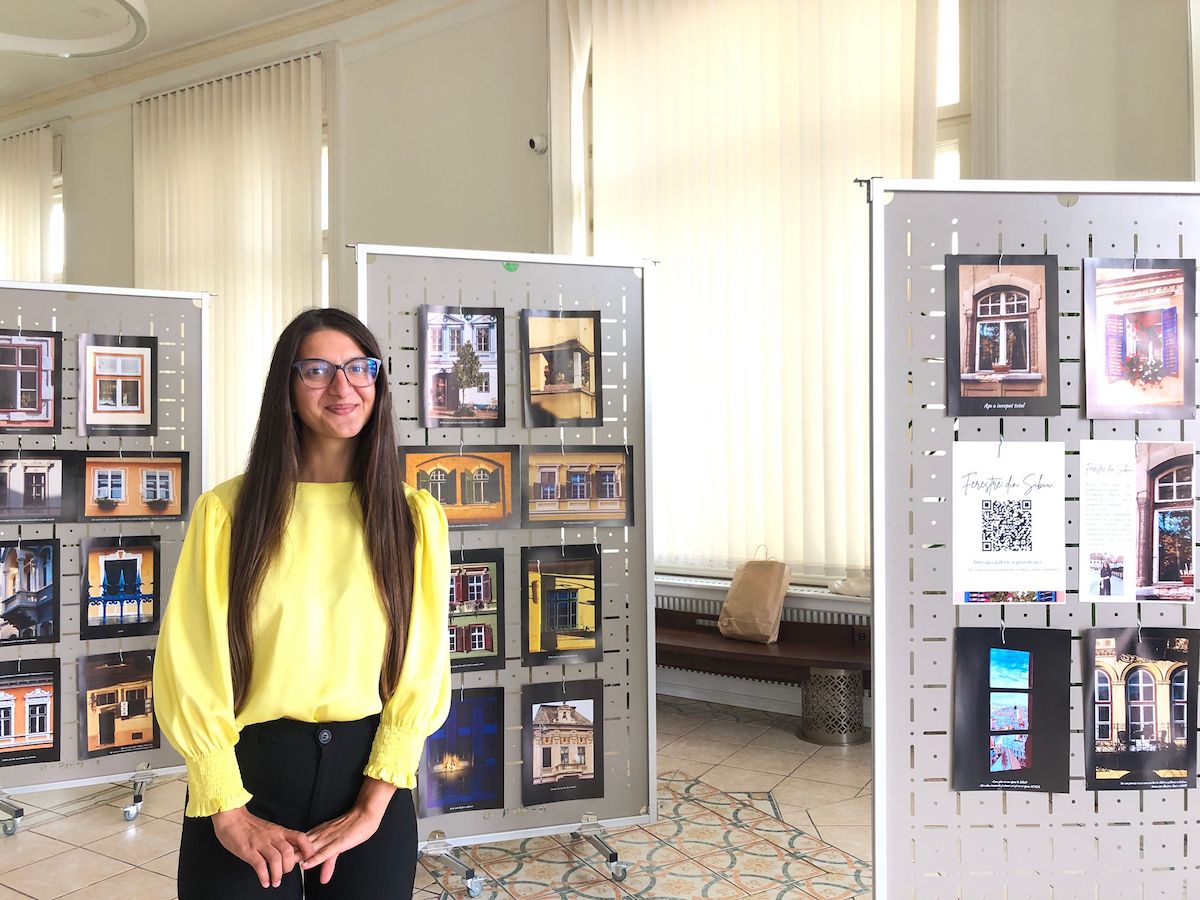 O tânără și-a expus fotografiile care surprind ferestrele Sibiului la sala de expoziții a primăriei: Se văd detalii ale orașului la care noi nu mai suntem atenți. E păcat să trecem peste ele