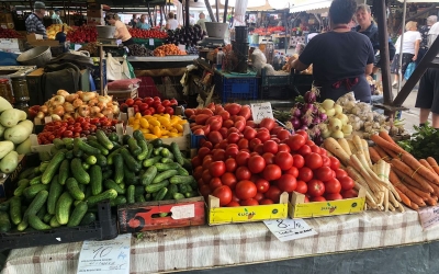 Piața din Sibiu, a treia cea mai scumpă din țară. Evoluția costurilor în perioada 2020-2025: prețul la castraveți, ardei, cireșe, căpșuni și brânză s-a dublat