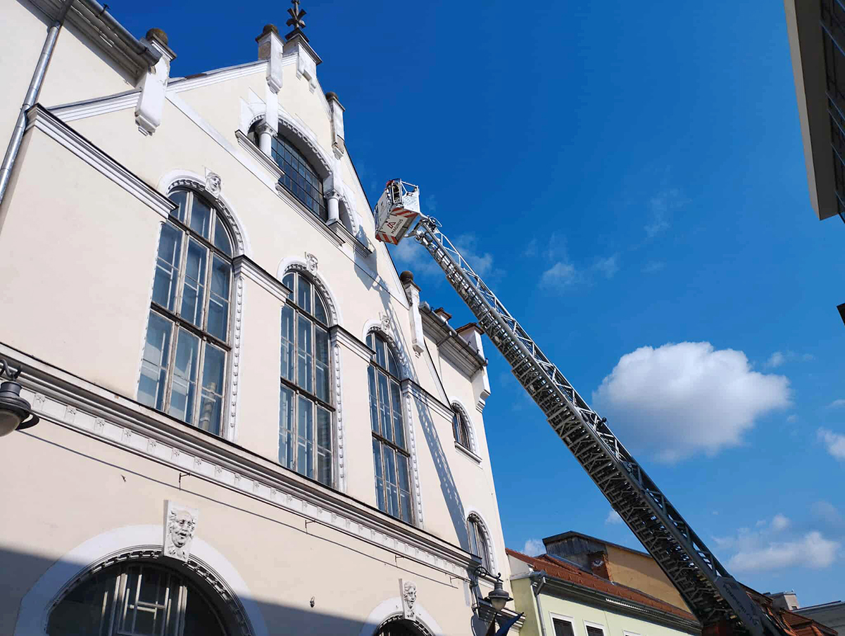Bucăți de tencuială în pericol de cădere, de pe clădirea Muzeului de Artă Contemporană. Pompierii intervin pentru îndepărtarea lor