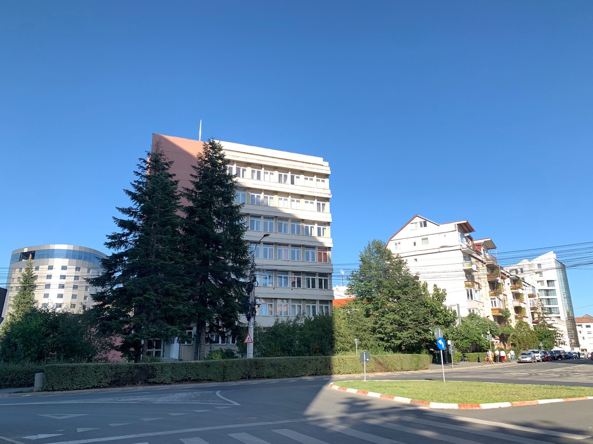 Primăria s-a înțeles cu proprietarul clădirii Alma Mater: consilierii locali, chemați să revoce hotărârea prin care 15 clase de la Școala „I.L. Caragiale” erau mutate aici
