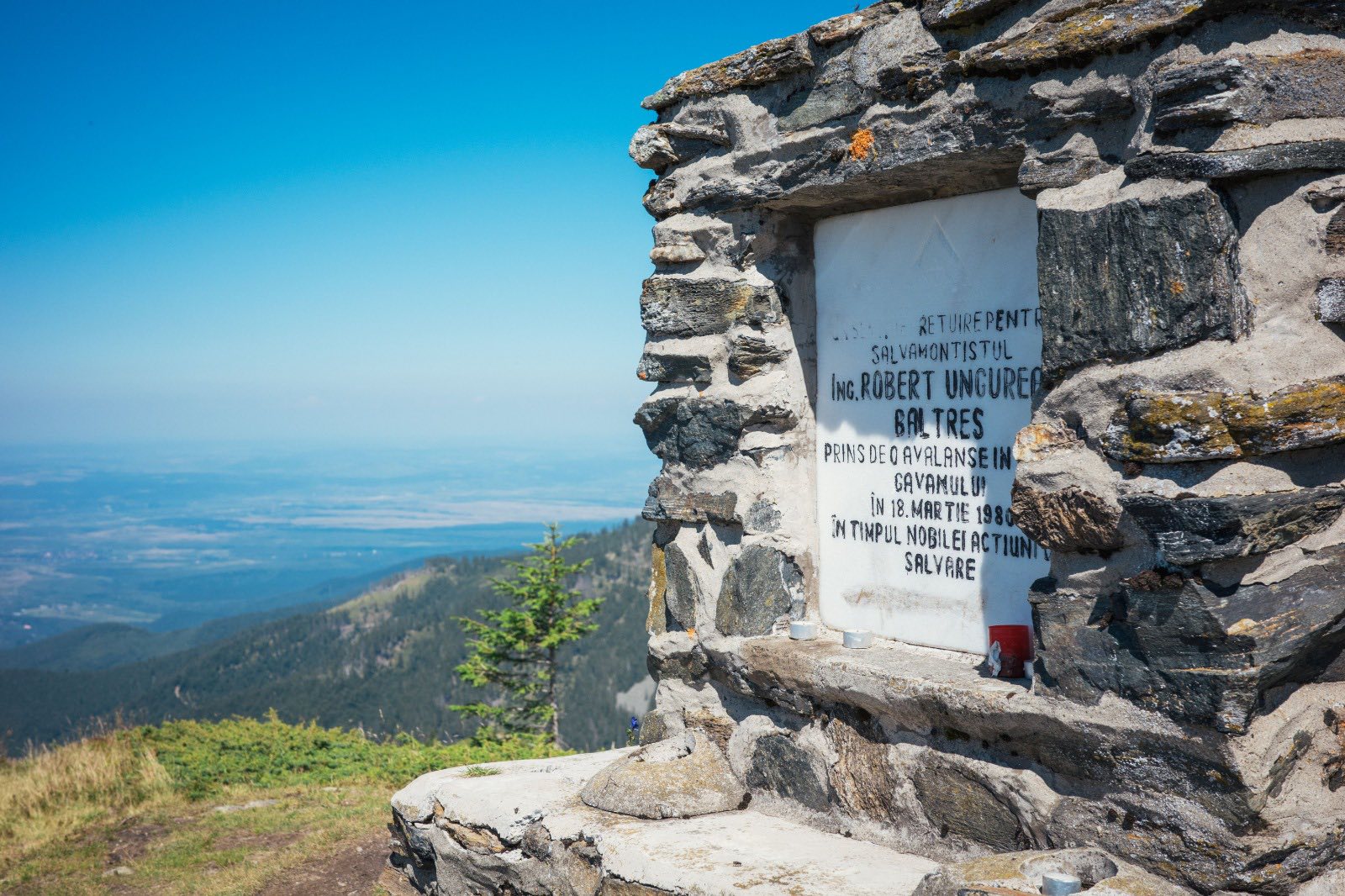 45 de ani de la moartea salvamontistului Robert Ungurean Baltres, în amintirea căruia a fost ridicat monumentul din piatră de pe Muchia Moașei, la o oră de Cabana Suru