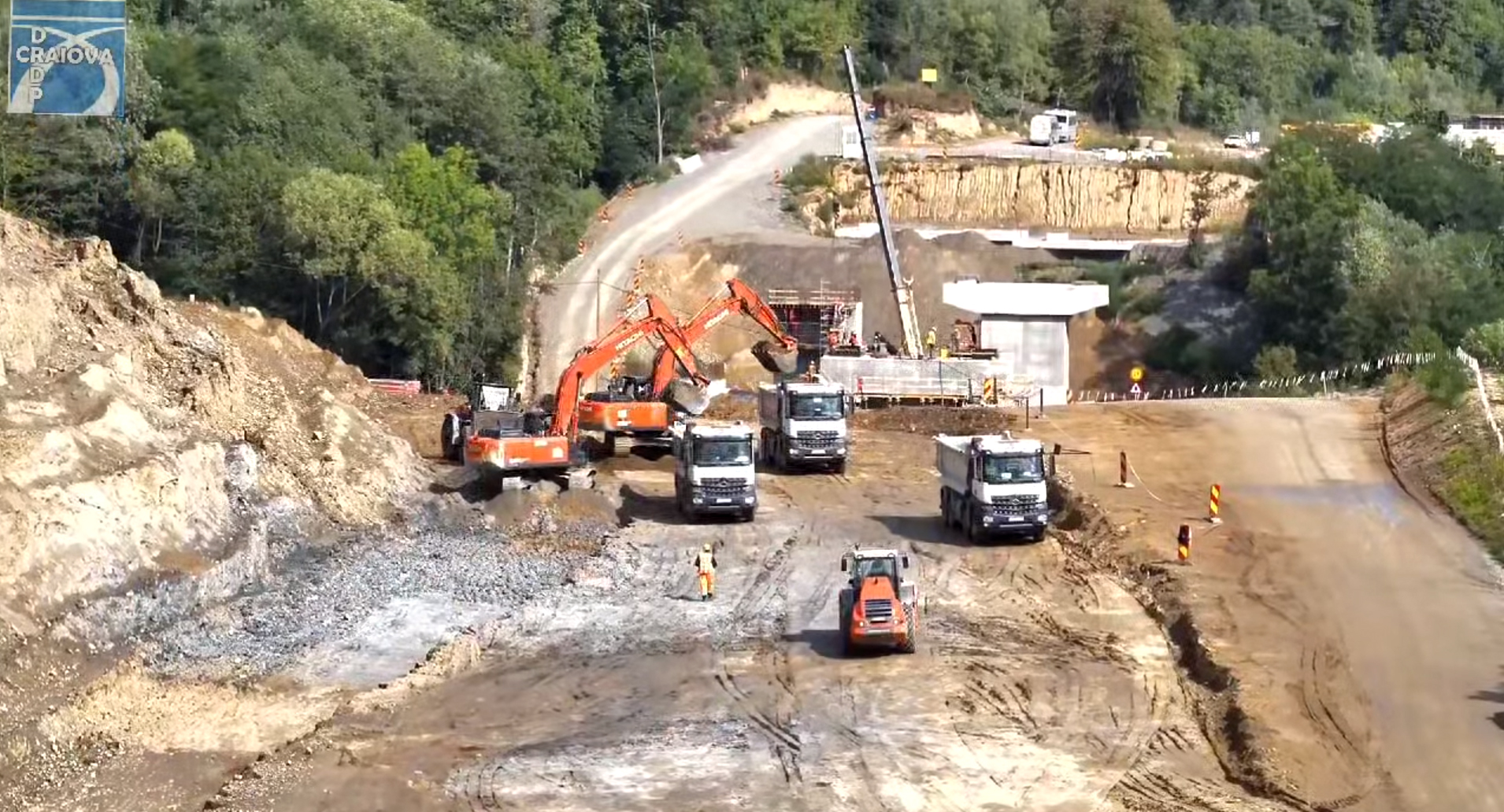 Peste 900 de oameni și 200 de utilaje, pe șantierul lotului 3 Cornetu–Tigveni al Autostrăzii Sibiu - Pitești. DRDP Craiova prezintă imagini din dronă cu stadiul lucrărilor