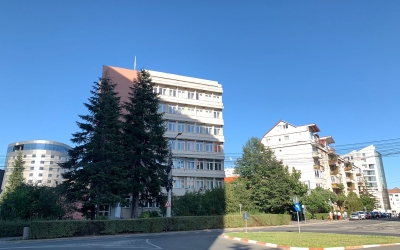 Primăria s-a înțeles cu proprietarul clădirii Alma Mater: consilierii locali, chemați să revoce hotărârea prin care 15 clase de la Școala „I.L. Caragiale” erau mutate aici