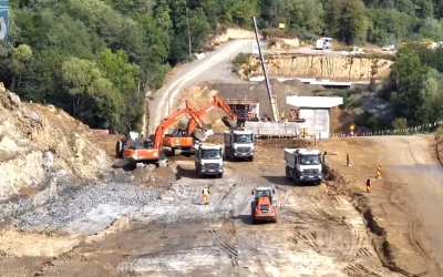 Peste 900 de oameni și 200 de utilaje, pe șantierul lotului 3 Cornetu–Tigveni al Autostrăzii Sibiu - Pitești. DRDP Craiova prezintă imagini din dronă cu stadiul lucrărilor