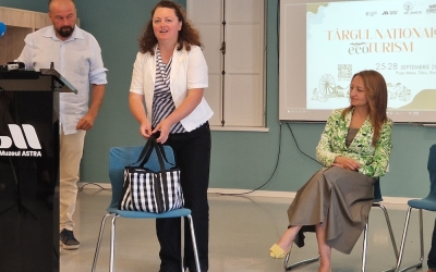 Straiță inspirată din Mărginimea Sibiului, care se transformă în față de masă pentru picnic, inventată de Muzeul Astra