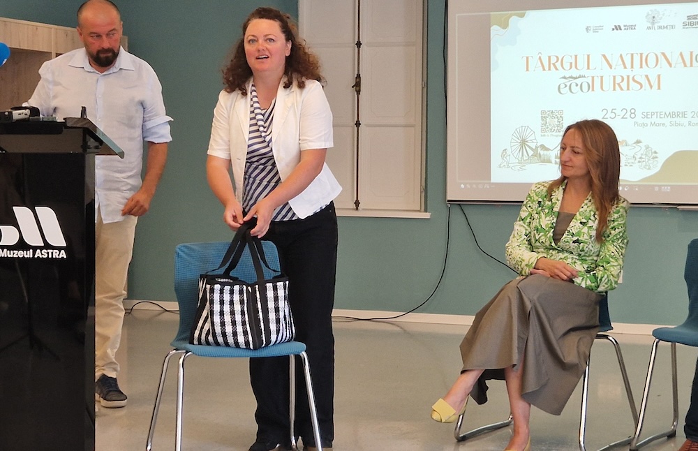 Straiță inspirată din Mărginimea Sibiului, care se transformă în față de masă pentru picnic, inventată de Muzeul Astra