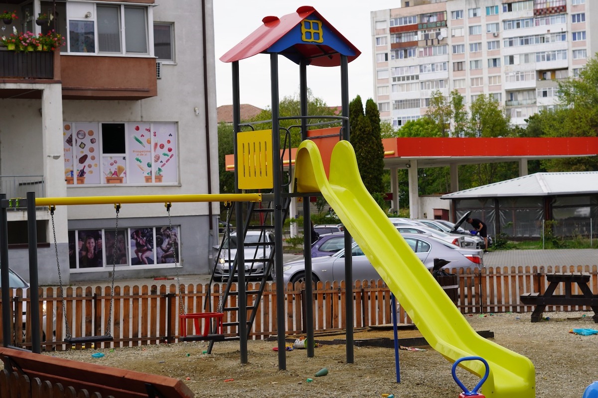 Primul proiect de bugetare participativă finalizat, la Cisnădie. Locul de joacă de pe strada Liviu Ciulei a fost modernizat