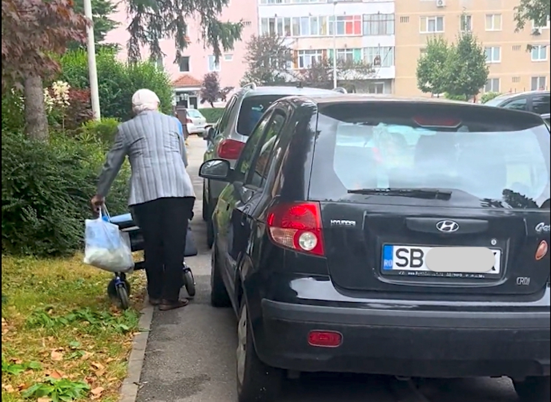 „Nu am cuvinte”: un vârstnic cu cadru de mers abia reușește să treacă de mașinile care-i blochează trotuarul. Polițiștii n-au mai găsit mașinile respective, dar au identificat altele