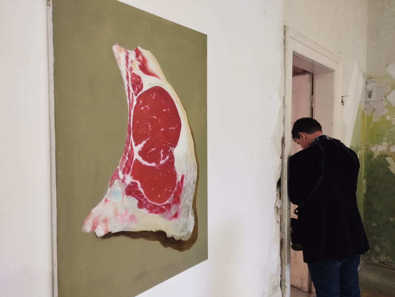 Cu miros de carne friptă, ediția a șasea a Festivalului de Artă Contemporană de la Sibiu a fost inaugurată oficial la cinci zile după deschiderea expozițiilor