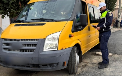 Polițiștii rutieri sibieni verifică microbuzele școlare
