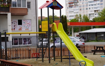 Primul proiect de bugetare participativă finalizat, la Cisnădie. Locul de joacă de pe strada Liviu Ciulei a fost modernizat