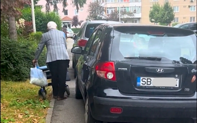 „Nu am cuvinte”: un vârstnic cu cadru de mers abia reușește să treacă de mașinile care-i blochează trotuarul. Polițișii n-au mai găsit mașinile respective, dar au identificat altele