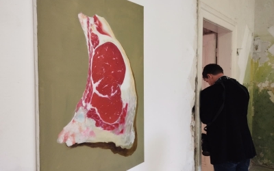 Cu miros de carne friptă, ediția a șasea a Festivalului de Artă Contemporană de la Sibiu a fost inaugurată oficial la cinci zile după deschiderea expozițiilor