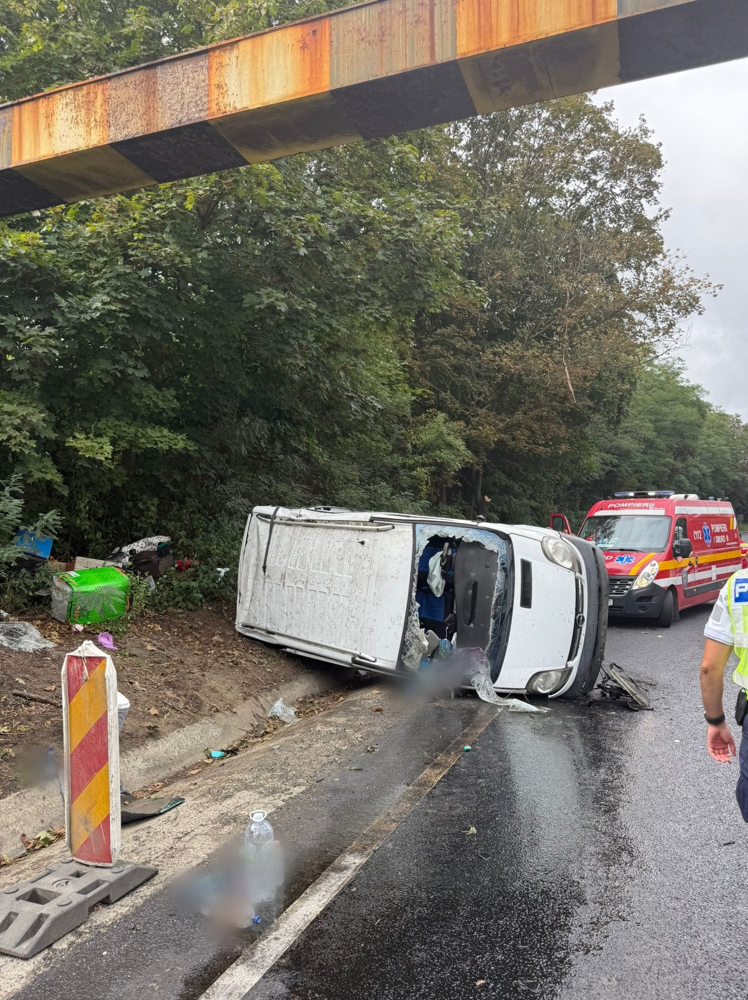 Actualizare. Accident pe DN 1. Șoferul nu a adaptat viteza la condițiile de drum. O femeie, transportată la spital